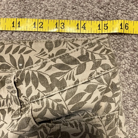 NWOT Christopher & Banks neutral leaf patterned denim capris 4P - Picture 4 of 15